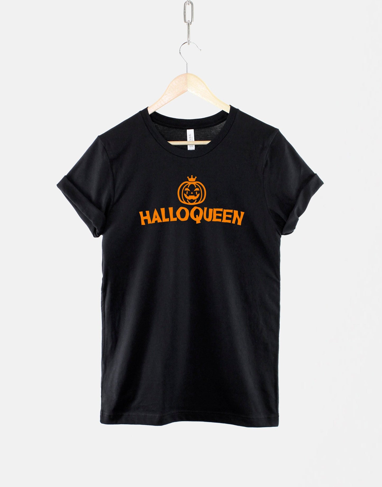 Halloqueen Women's T-Shirt - Funny Halloween Witch Girls Shirt
