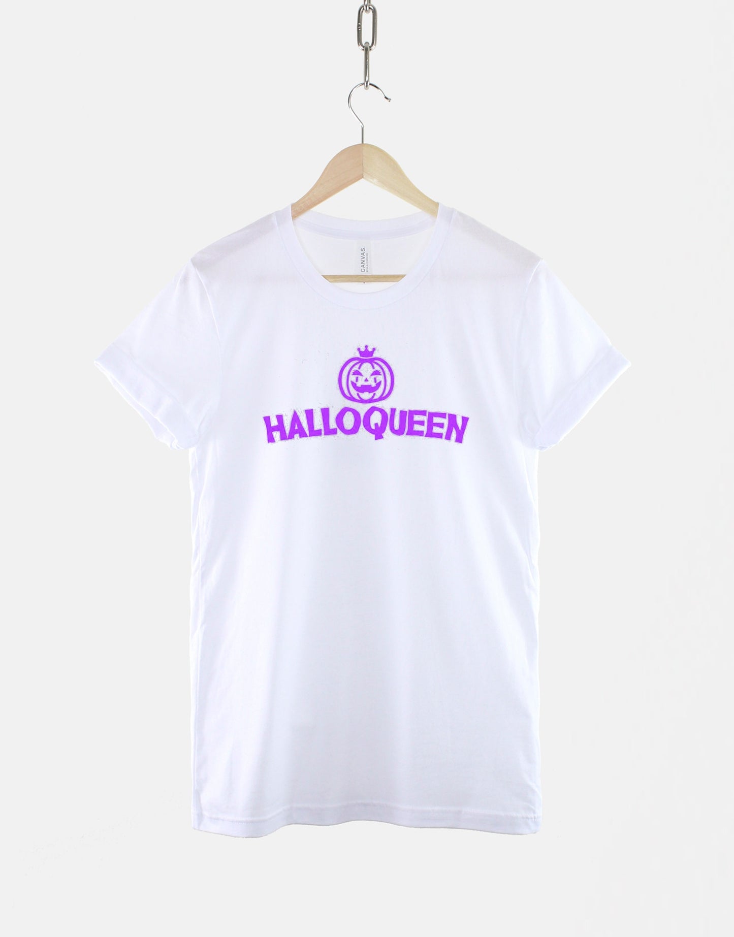Halloqueen Women's T-Shirt - Funny Halloween Witch Girls Shirt
